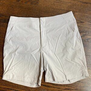 Columbia Hiking shorts size 8 Tan/ lightweight/ tan/beige/Pockets/31 waist/summe